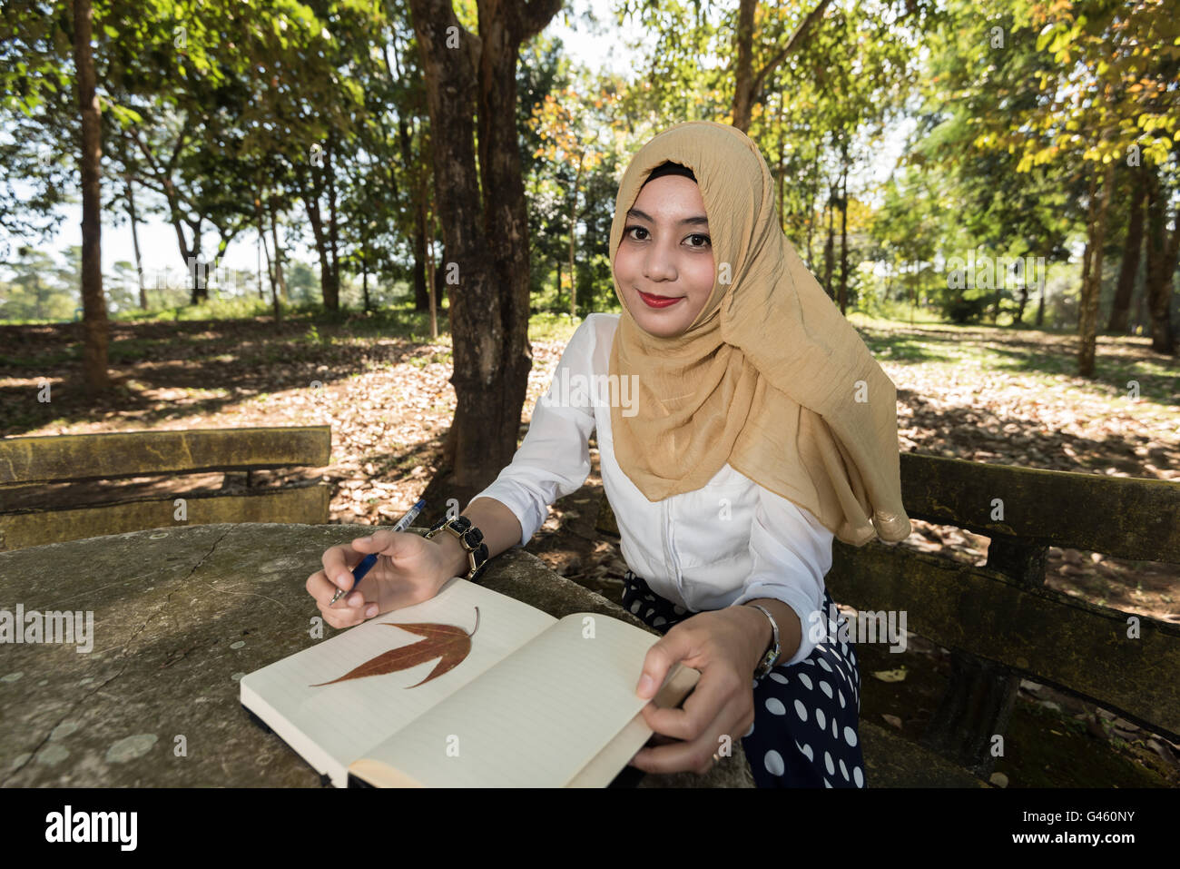 Islam Frau schreiben Tagebuch Stockfoto