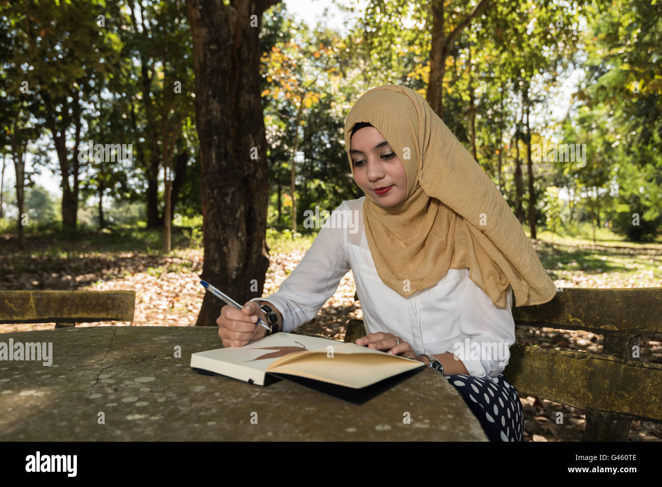 Islam Frau schreiben Tagebuch Stockfoto