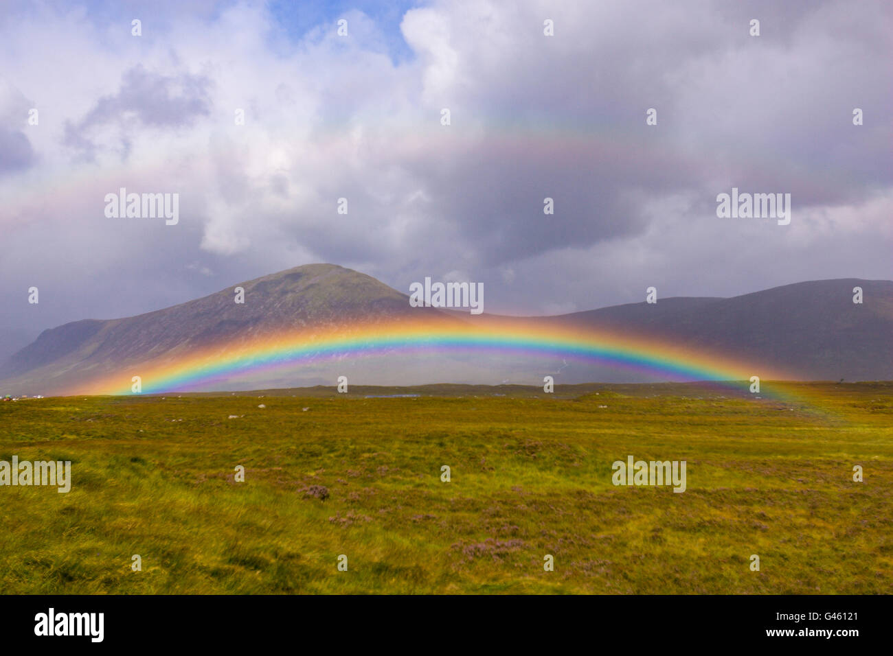 RANNOCH, Schottland - Regenbogen über Rannoch Moorlandschaft. Stockfoto