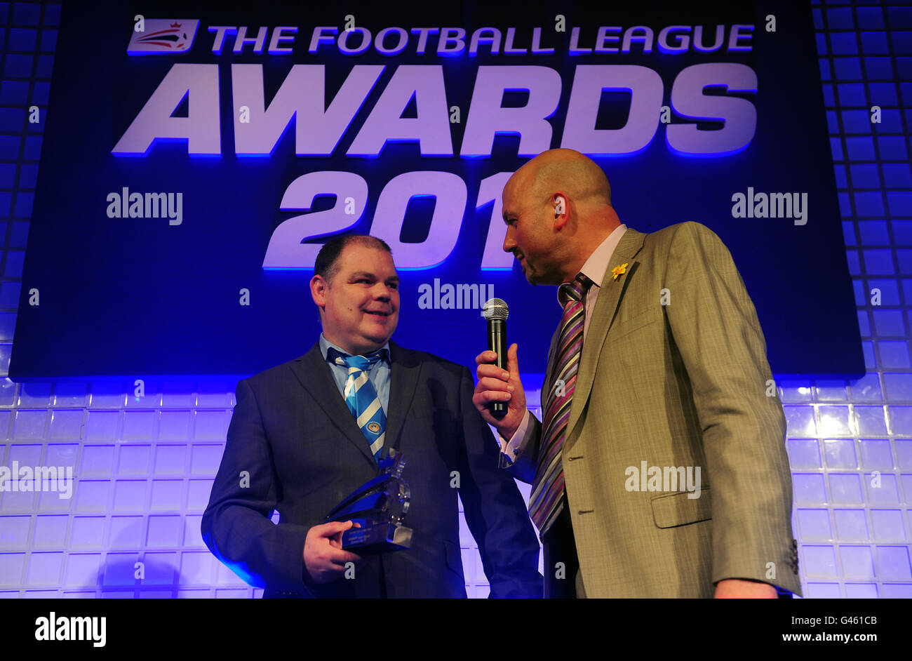 Compere Mark Clemmitt (rechts) interviewt npower Fan of the Year Und Coventry City Fan Kevin Monks bei der Football League Auszeichnungen 2011 Stockfoto