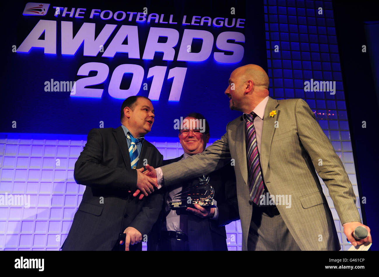 Compere Mark Clemmitt (rechts) mit npower Retail Executive Kevin Miles (Mitte) und npower Fan of the Year und Coventry City Fan Kevin Monks bei den Football League Awards 2011 Stockfoto