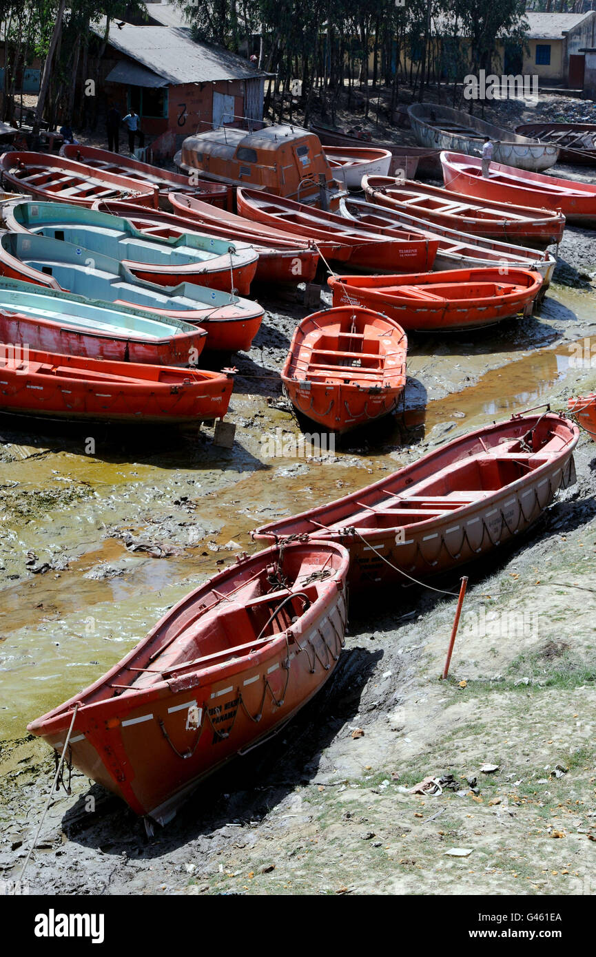 Rettungsboote bereit, zerbrochen zu werden. Chittagong Hafen ist berühmt für Schiffbruch. Chittagong, Bangladesch Stockfoto