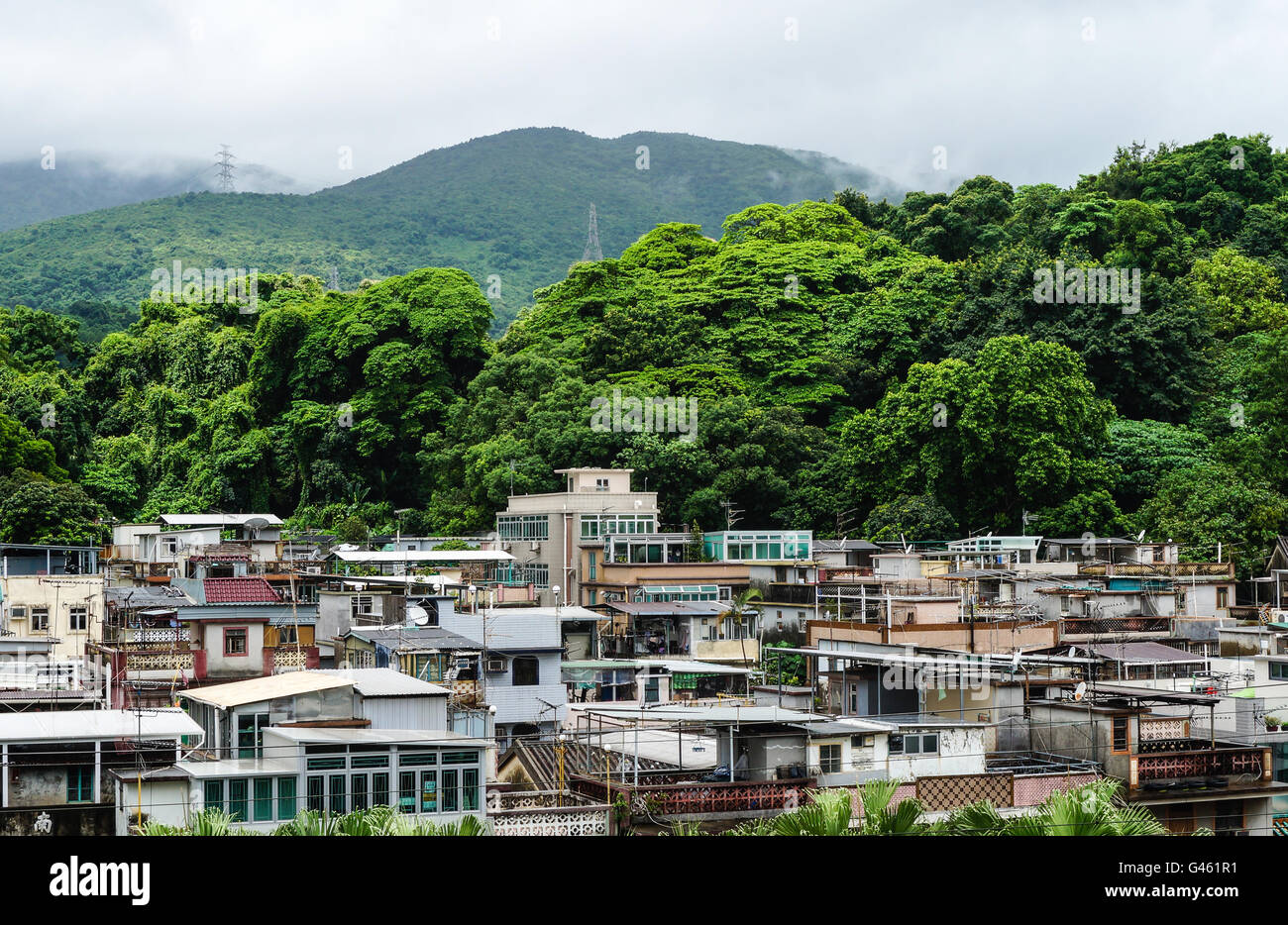 Dicht bebaute traditionellen Dorfhäuser in Tai Po, Hong Kong. Stockfoto