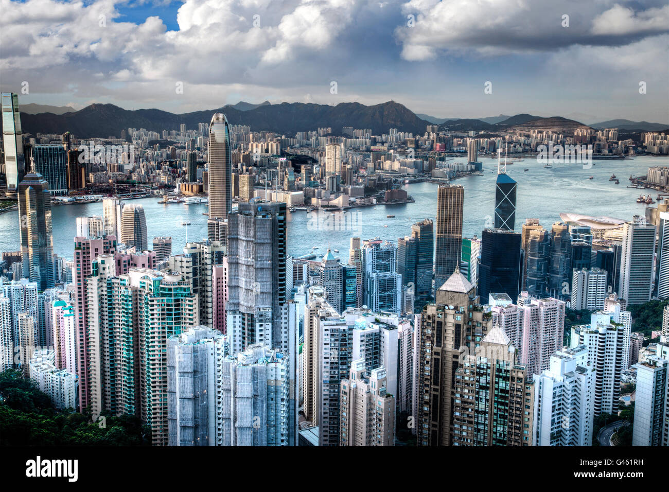 High Dynamic Range (HDR) Rendering des Victoria Harbour, Hong Kongs pulsierende Finanz- und downtown District, vom Victoria Peak. Stockfoto