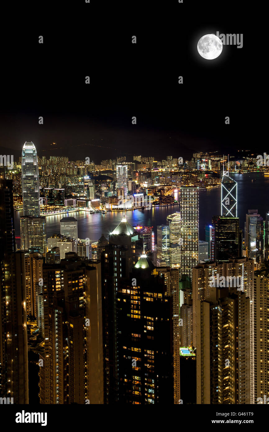 Vollmond mit Blick auf Victoria Harbour, auf Victoria Peak in Hongkong gesehen. Vertikale Ausrichtung mit Textfreiraum. Stockfoto