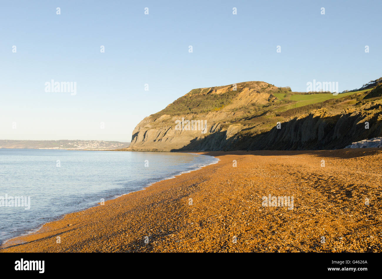 Goldene Kappe Felsen und Hügel gesehen vom Strand bei einladendsten, Dorset, UK. April. Stockfoto