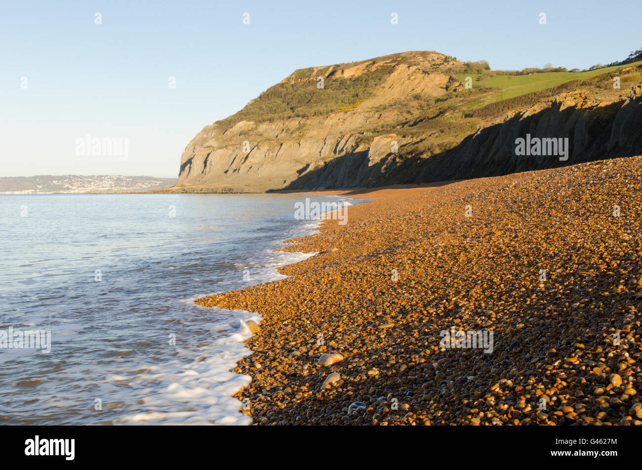 Goldene Kappe Felsen und Hügel gesehen vom Strand bei einladendsten, Dorset, UK. April. Stockfoto