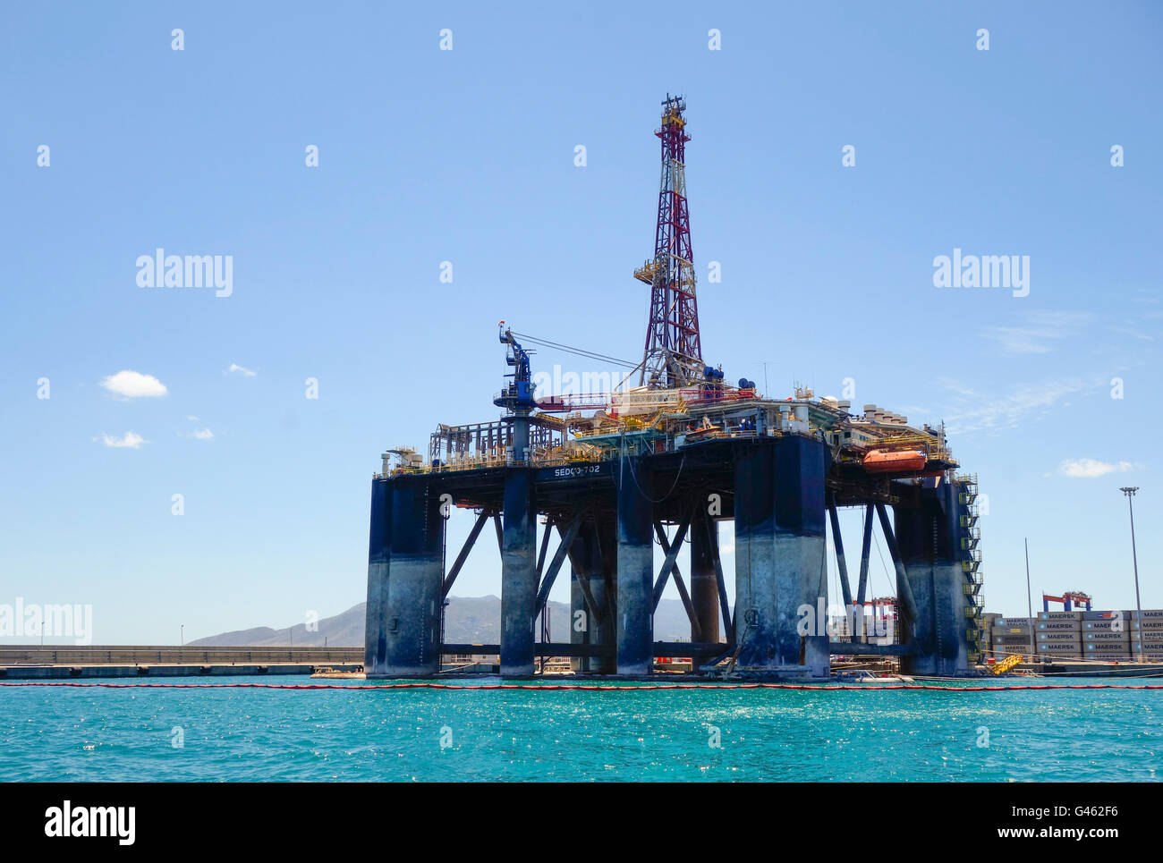 Bohrinsel Sedco 702, aus Liberia vertäut im Hafen von Malaga, angedockt, um abgebaut werden, Andalusien, Spanien. Stockfoto