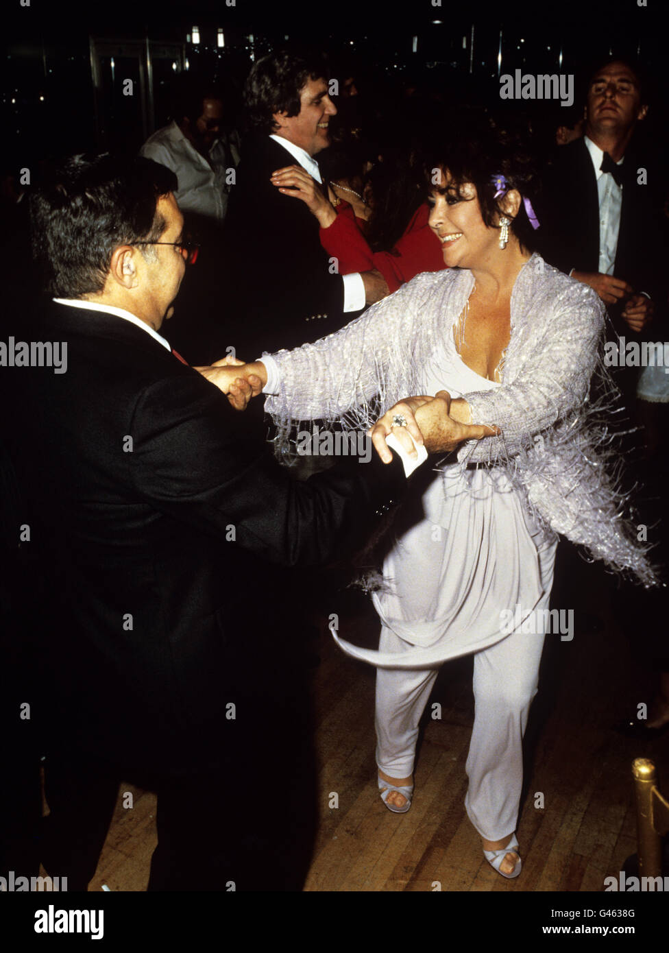 Die Schauspielerin Elizabeth Taylor tanzt mit dem Filmproduzenten Hank Moonjean während ihrer 50. Geburtstagsparty im Nachtclub Legends in London Stockfoto