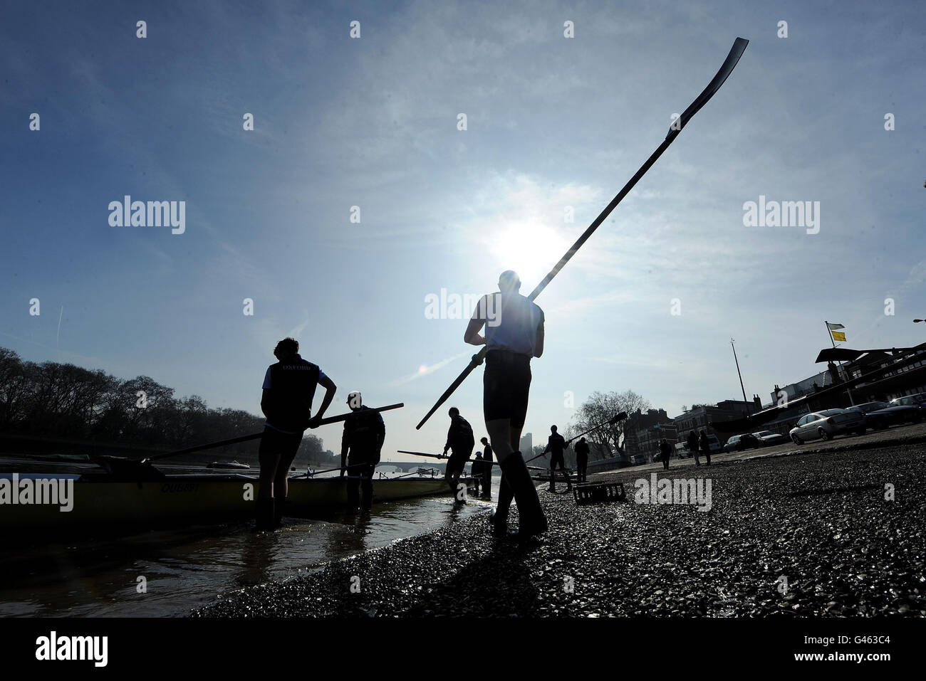 Das Oxford Boat Race Team bereitet sich vor einem Training auf der Themse in Putney, London, vor. Stockfoto