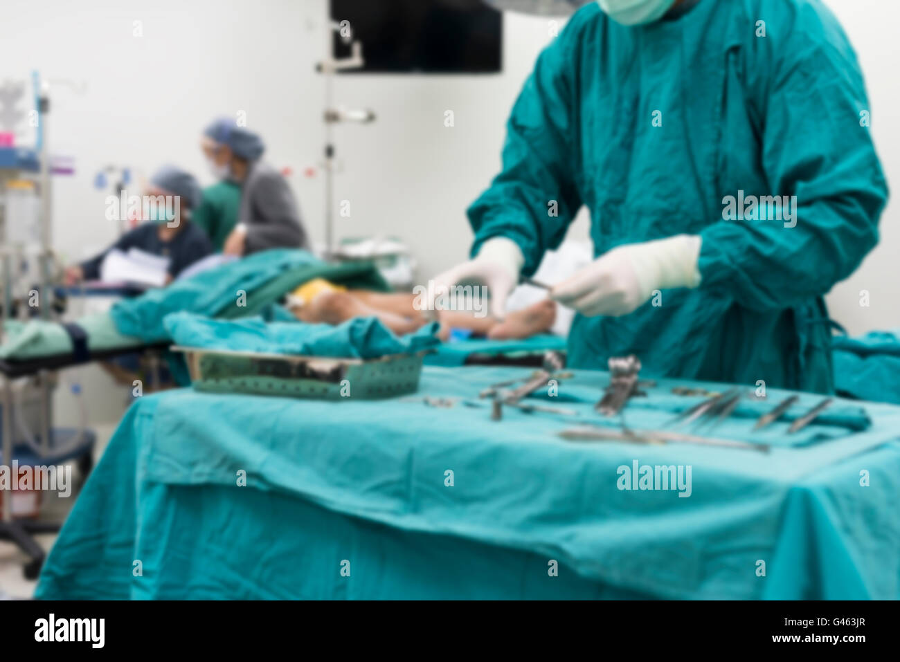 Peeling-Krankenschwester, die chirurgische Instrumente für den Betrieb vorbereiten Stockfoto