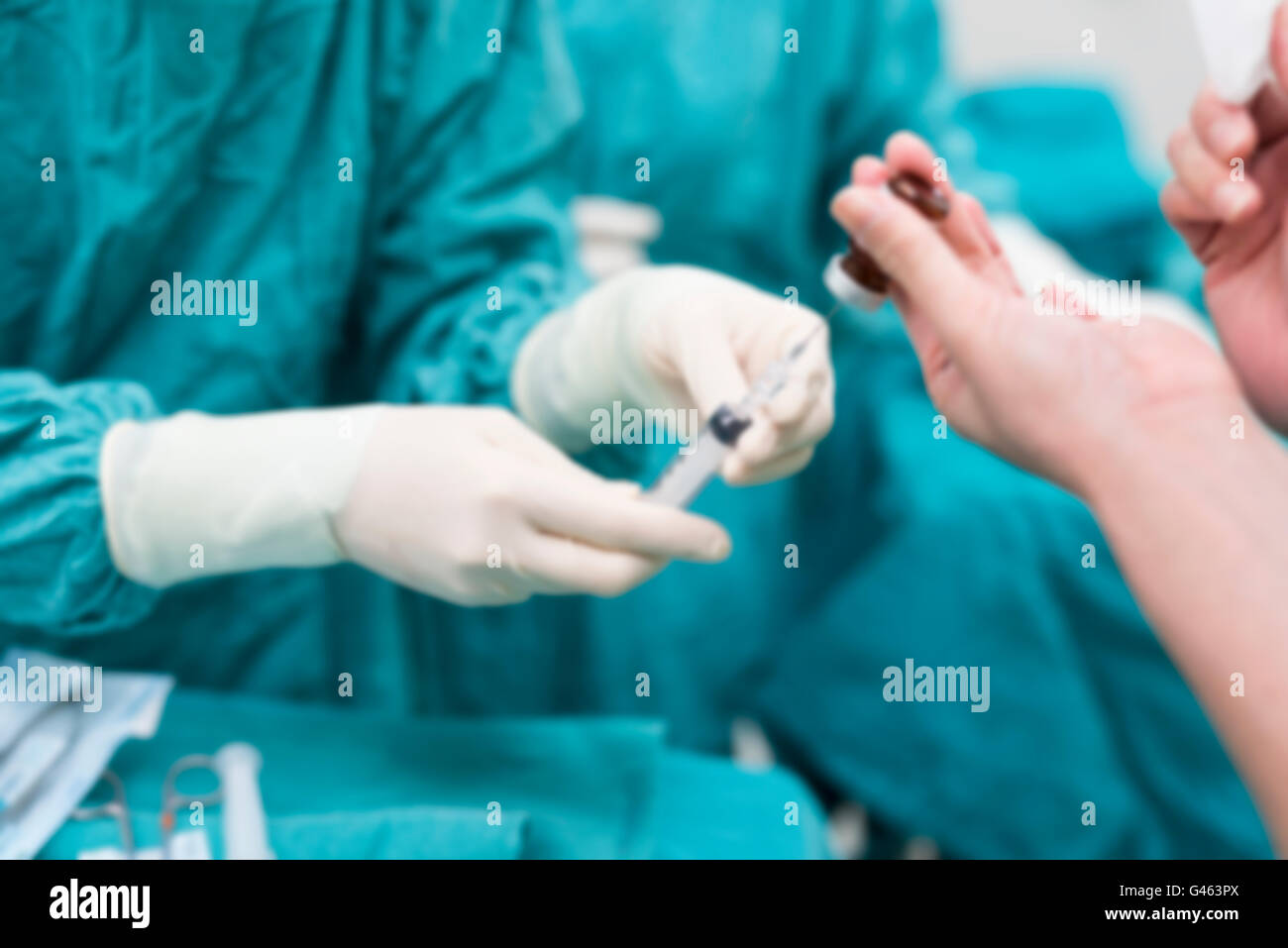 Peeling-Krankenschwester, die chirurgische Instrumente für den Betrieb vorbereiten Stockfoto