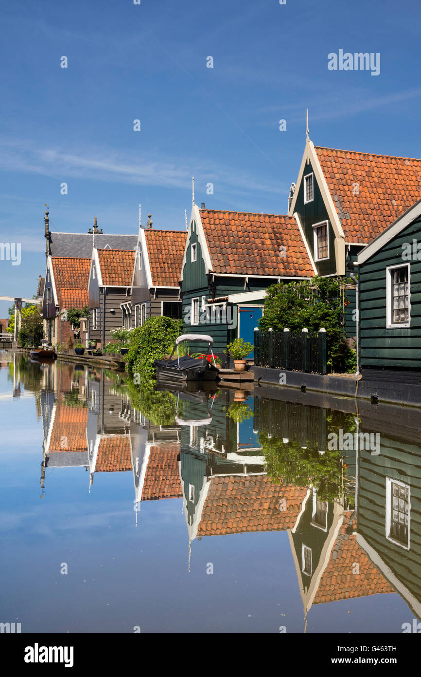 De Rijp ist ein niederländisches Dorf mit typischen Zaan Stil Fachwerkhäuser Stockfoto