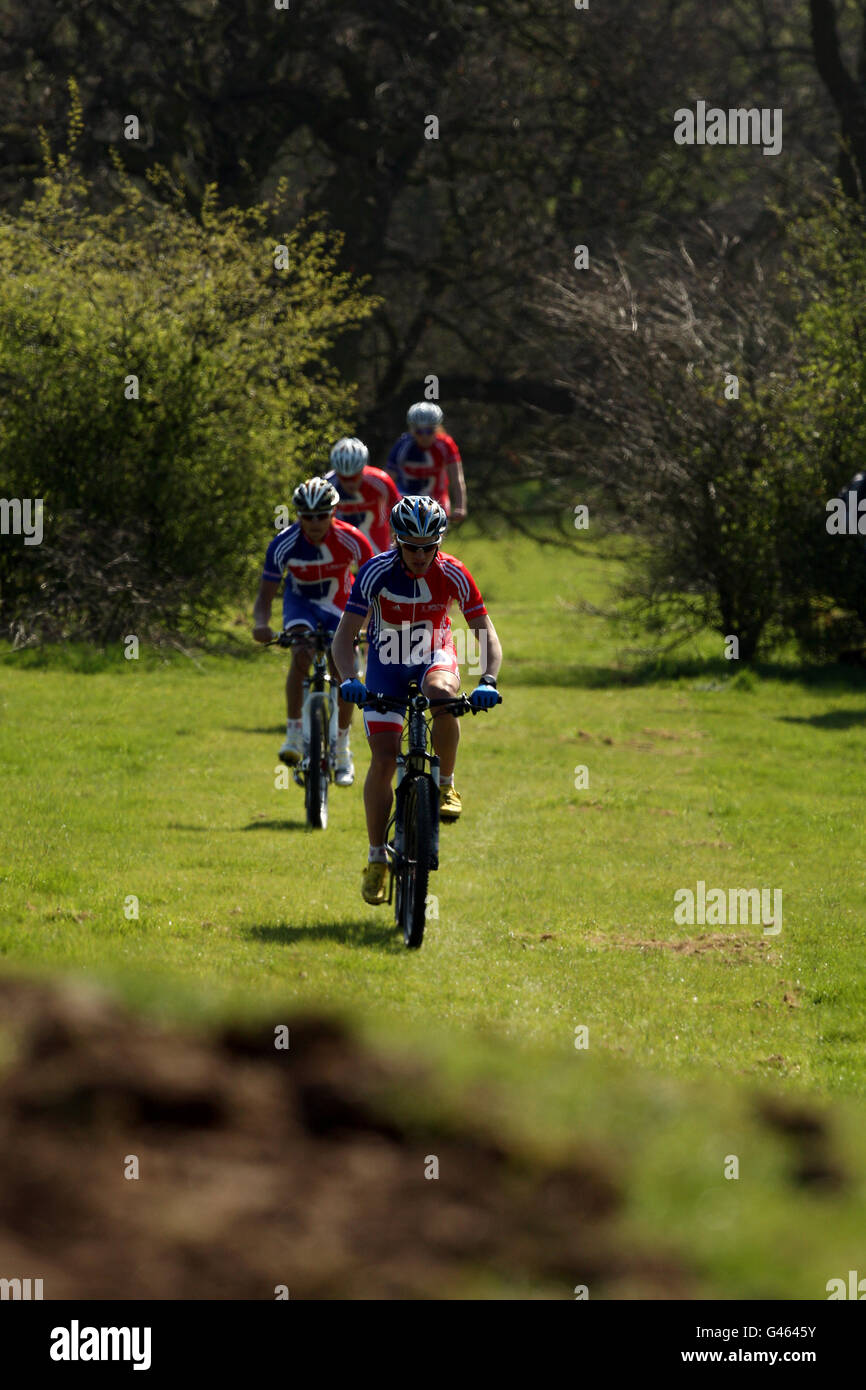 Britische Fahrer auf dem Kurs am Mountain Bike Veranstaltungsort für die Olympischen Spiele 2012 in London Mountain Biking Veranstaltung in Hadleigh Farm, Essex. Stockfoto