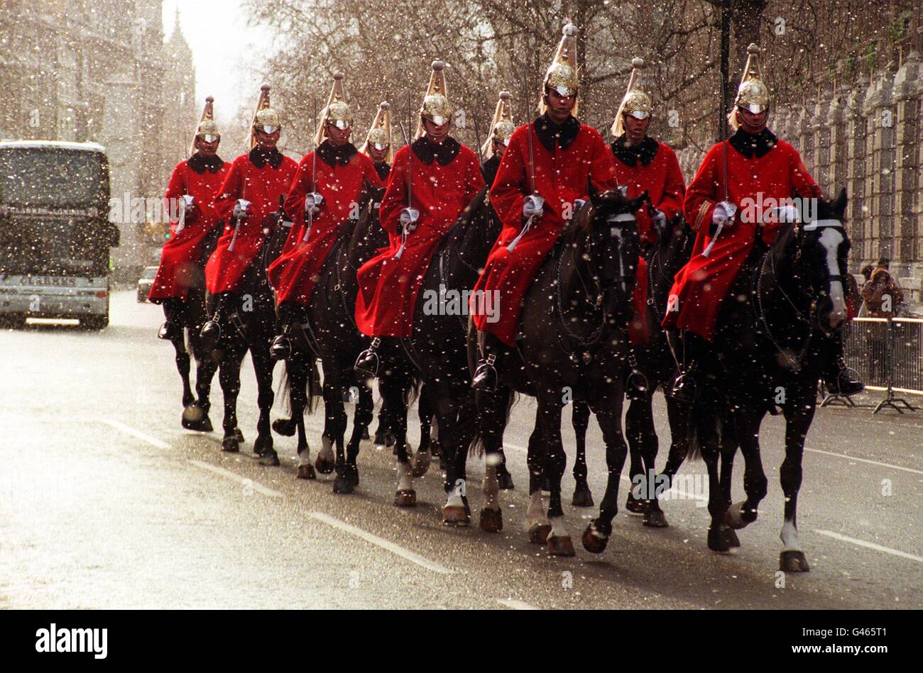 Eine Truppe der Life Guards - Höhlenmenschen - reiten ihre Pferde durch einen Schneeschauer am Mittwochmorgen in Londons Whitehall auf dem Weg zur täglichen Wache bei Horse Guards. In anderen Teilen Großbritanniens sind mehrere Zentimeter Schnee gefallen, sodass Autofahrer gestrandet sind, während Actic-Winde aus Europa hereingeblasen haben. PA FOTO von Tony Harris. Stockfoto