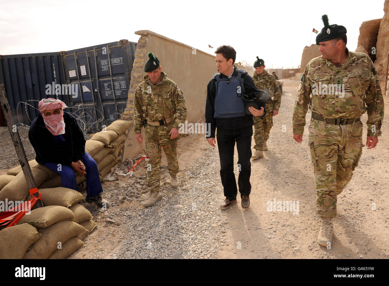 Arbeitsleiter Ed Miliband (Mitte) auf einer Tour durch das Camp Bastion in der Provinz Helmand Stockfoto