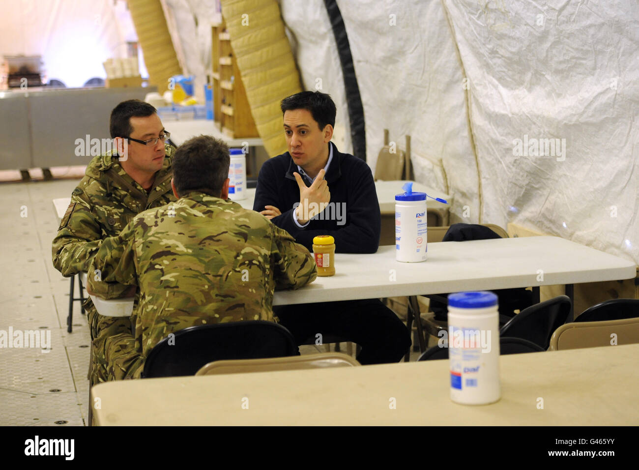 Arbeitsleiter Ed Miliband (zweiter rechts) Spricht mit britischen Soldaten auf einer Tour durch Camp Bastion In der Provinz Helmand Stockfoto