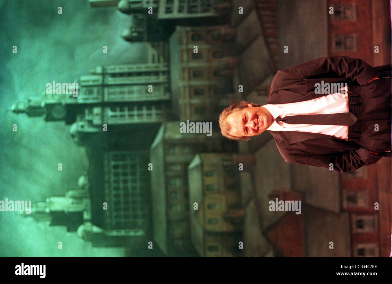 Der amerikanische Schauspieler und Sänger David Soul steht heute Nachmittag (Montag) auf der Bühne des Londoner Phoenix Theatre, wo er sich im preisgekrönten Stück Blood Brothers auf sein West End-Debüt vorbereitete. Soul, der in den nächsten drei Wochen als Erzähler der Serie zu sehen sein wird, ist am besten bekannt als der blonde Cop in der 70er-Jahre-TV-Show Starsky and Hutch. Foto von Rebecca Naden/PA. SIEHE PA GESCHICHTE SHOWBIZ SOUL. **Soul steht vor einer Kulisse des Liver Building, Liverpool, - der Stadt, in der das Stück spielt** Stockfoto