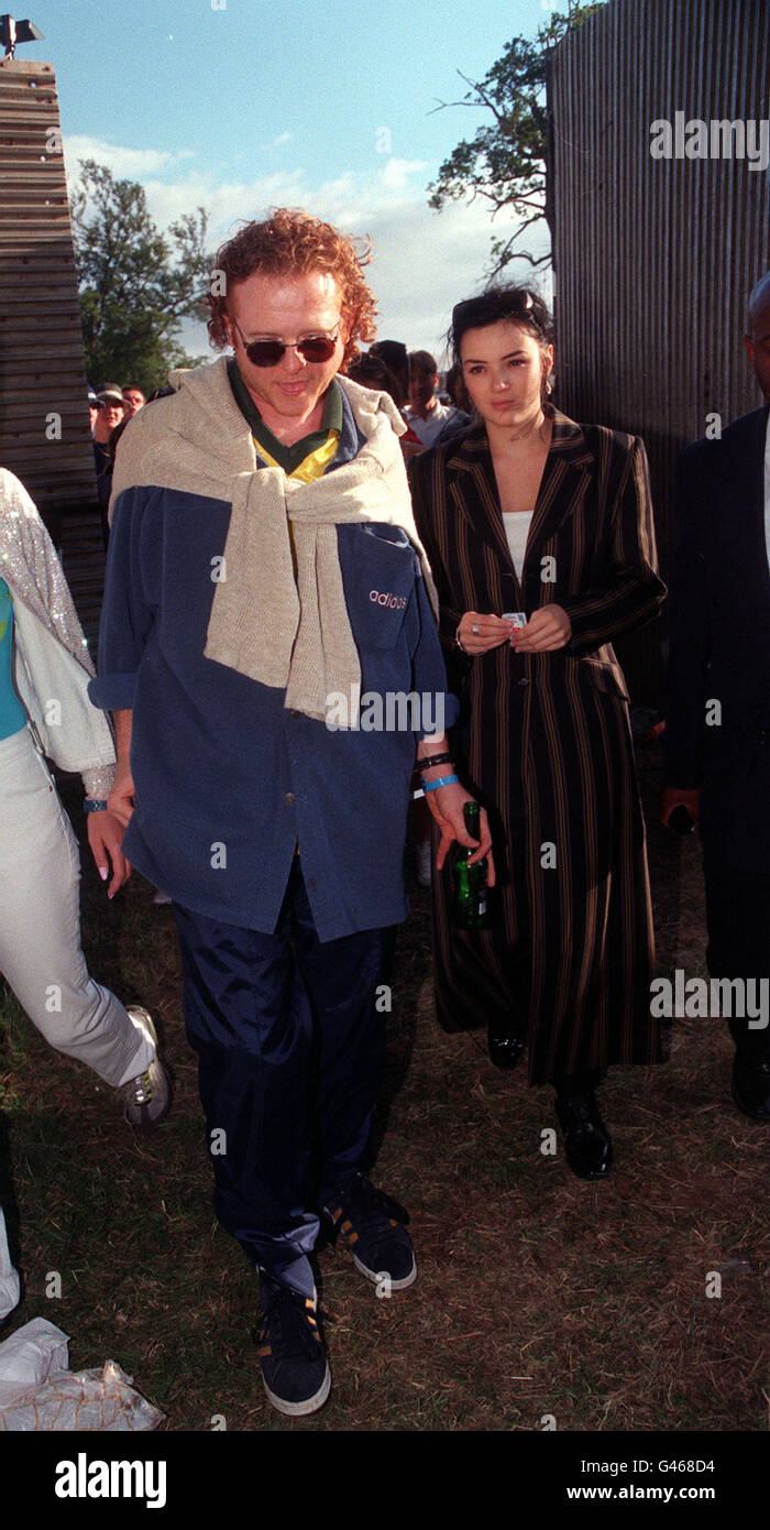 MICK HUCKNALL KOMMT MIT EASTENDERS SEIFE STERN MARTINE MCCUTCHEON ANKOMMEN IM KNEBWORTH PARK FÜR DAS OASIS-KONZERT. (08.10.96) PA-NEWS-FOTO VON STEFAN ROUSSEAU. Stockfoto