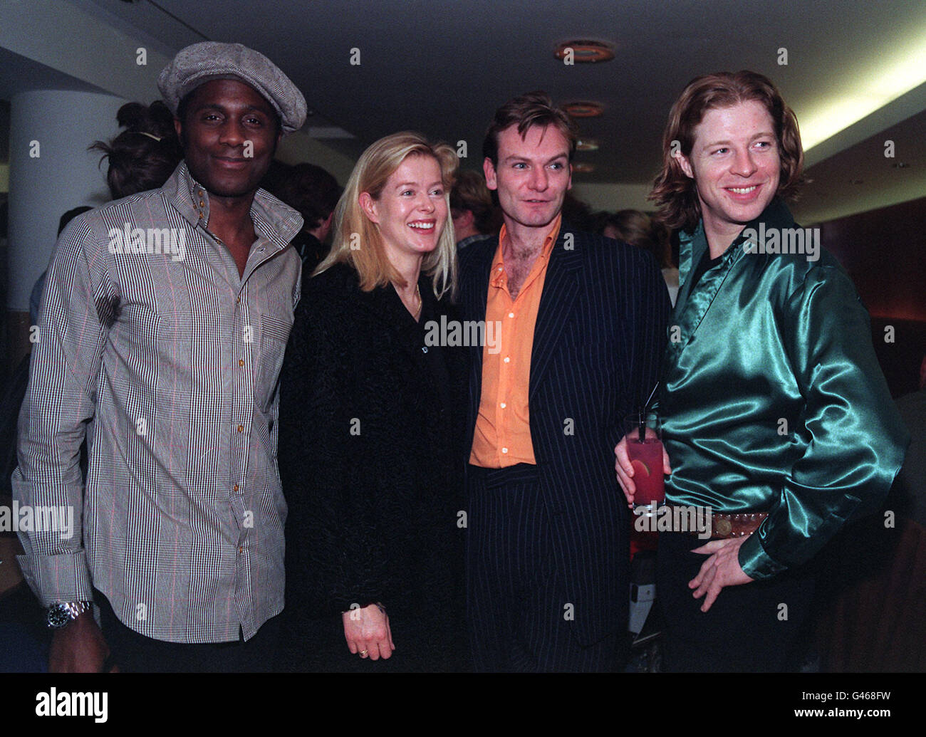 LONDON: 31.10.96: LADY HELEN TAYLOR TRITT ANDREW LEVY (LINKS) UND SIMON BARTHOLOMÄUS (GANZ RECHTS) DER POP-GRUPPE, DER BRAND NEW HEAVIES UND STUART HOPSON JONES, MITEIGENTÜMER DES POLYGONS BAR AND GRILL IN DEN CLAPHAM RESTAURANT LAUNCH-PARTY. PA-NEWS-FOTO. Stockfoto