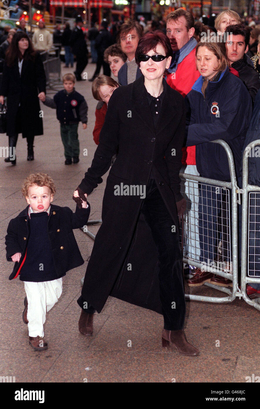 LONDON: 15.12.96: MARINA MOWATT UND IHR SOHN CHRISTIAN KOMMEN FÜR DIE PREMIERE VON "MATILDA". PA-NEWS-FOTO. Stockfoto
