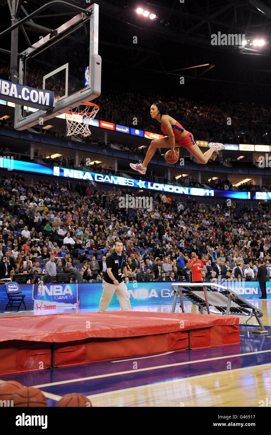 Basketball - NBA - Spiel zwei - New Jersey Nets gegen Toronto Raptors - o2 Arena. Die Halbzeit-Unterhaltung Stockfoto