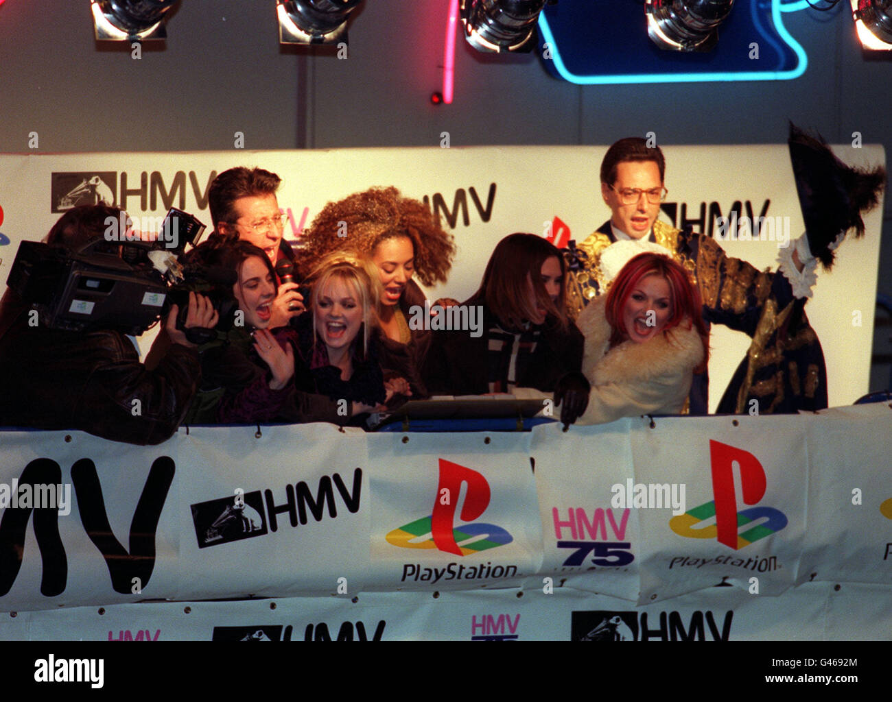 LONDON: 11.07.96: ALL-GIRL-POP-BAND, DIE SPICE GIRLS, WECHSELN SIE IN DER OXFORD STREET IN LONDON MIT HILFE VON CAPITAL FM DJ, DR. FOX LEUCHTET. (L/R) MEL C, EMMA, MEL B, VICTORIA UND GERI. PA-NEWS-FOTO VON MICHAEL STEPHENS. Stockfoto