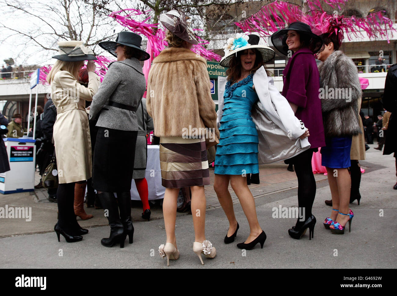Damen warten auf den Fashion Contest während des Ladies Day in Cheltenham Racecourse anmelden. Stockfoto