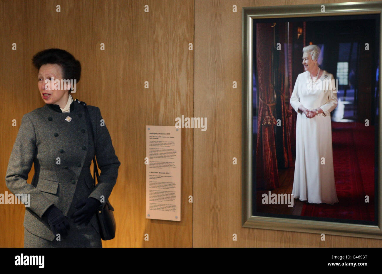 Die Prinzessin Royal enthüllt im schottischen parlament in Edinburgh ein Porträt der britischen Königin Elizabeth II von Shaun Murawski. Stockfoto