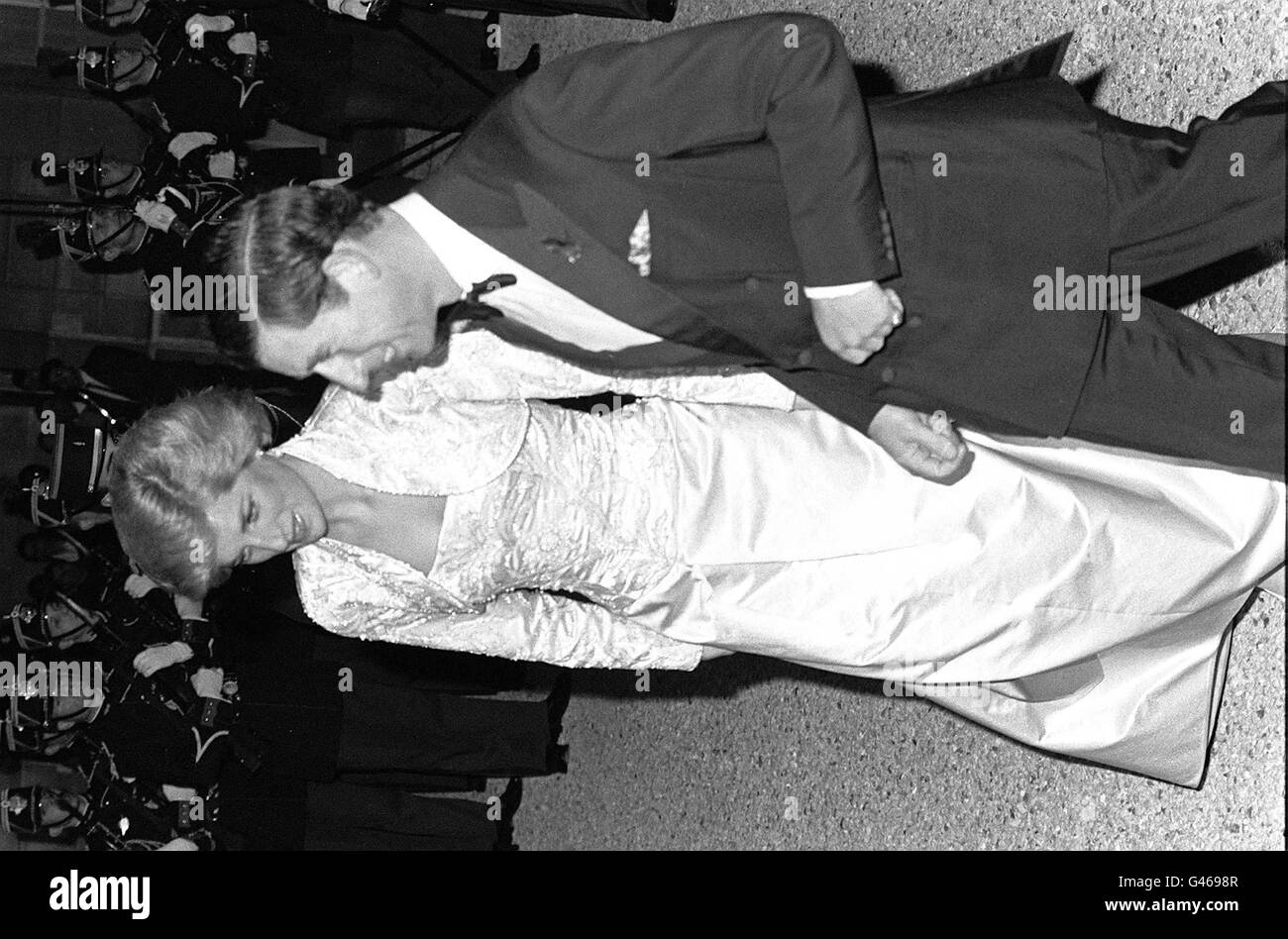 Diana's Kleider: Library Filer Ref. 229664-5, datiert 7.11.88, der Prinz und Prinzessin von Wales, die im Elysee Palace, Paris, für ein Staatsbankett mit Präsident und MDME Mitterrand ankommen. Das abgebildete Victor Edelstein Kleid ist eine von 80 Ballkleider der Prinzessin, die im Juni bei Christie's unter den Hammer gehen wird. Die Wohltätigkeitsauktion, die angeblich die Idee ihres älteren Sohnes, Prinz William, sein soll, wird am 25. Juni in New York stattfinden, wobei der Erlös an den Royal Marsden Hosptial Cancer Fund und den AIDS Crisis Trust geht. Foto von Ron Bell/PA. SIEHE PA STORY ROYAL DIANA. **NUR SCHWARZWEISS VERFÜGBAR** Stockfoto