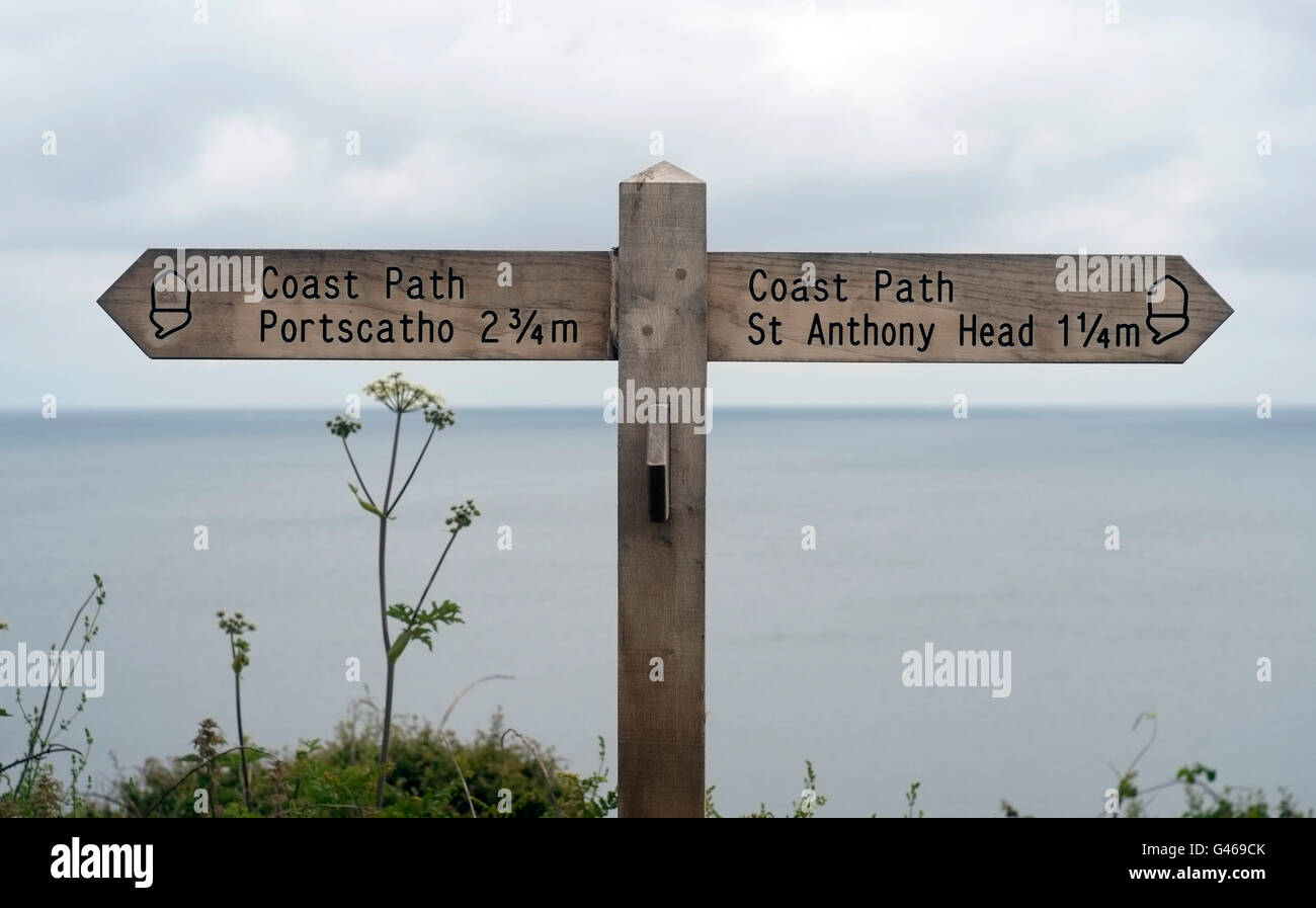 Ein Schild weist auf St. Anthony und Portscatho in Cornwall, Großbritannien 17. Juni 2016. Copyright Foto John Voos Stockfoto