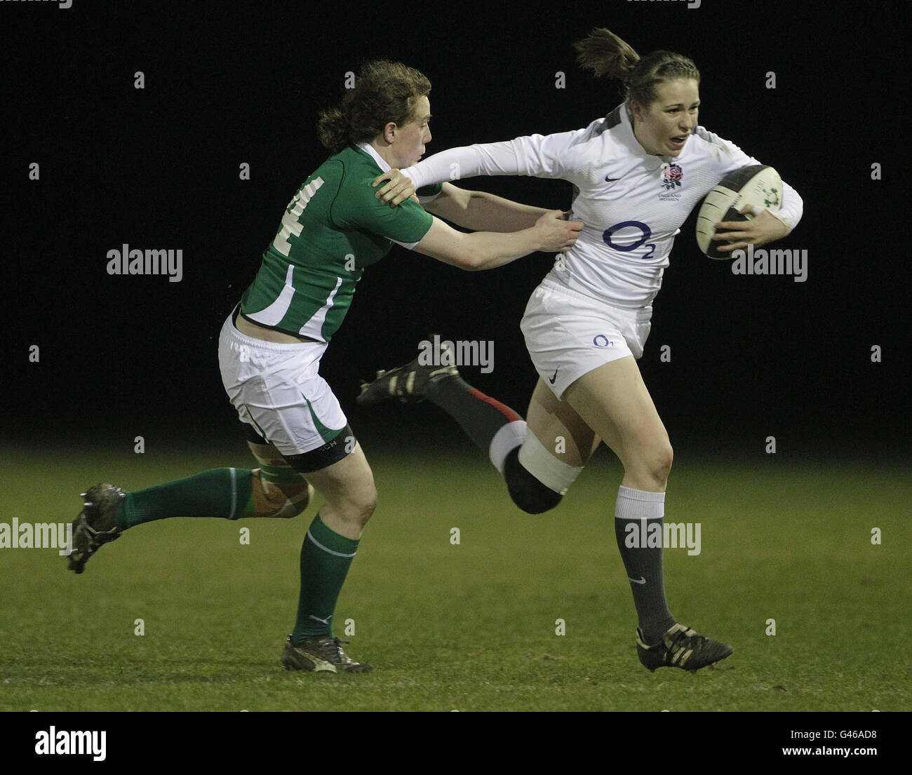 Die Irin Niamh Kavanagh schlägt die Engländerin Emily Scarratt (rechts) während des Women's 6 Nations Championship Matches im Ashbourne RFC, Co. Meath. Stockfoto