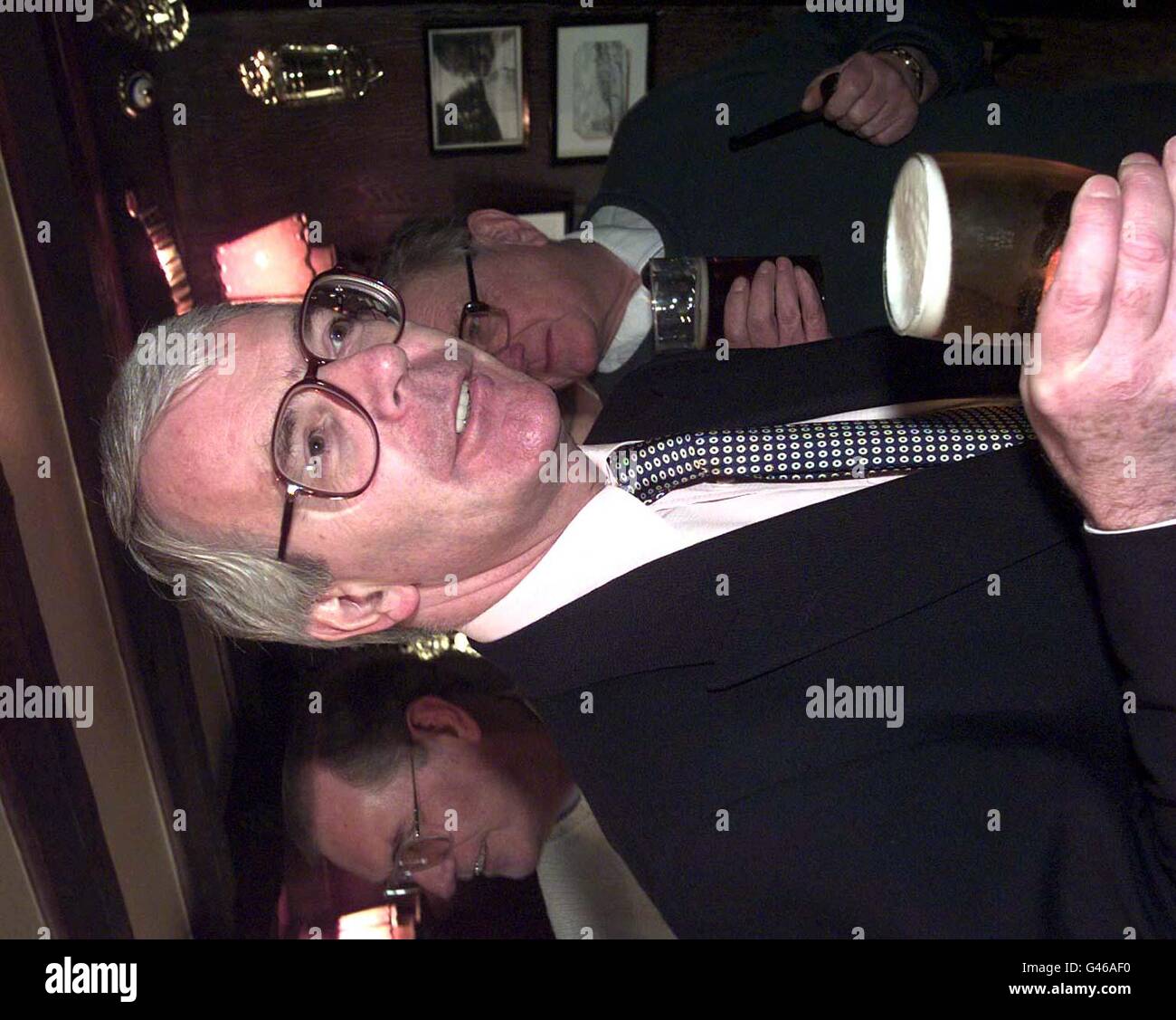 Der Premierminister, John Major, hat heute Nachmittag im Pub „Jolly Sailor“ in Ramsey in der Nähe von Huntington ein Pint Lager. Foto von Adam Butler/PA. Siehe PA Geschichte WAHL Major Stockfoto