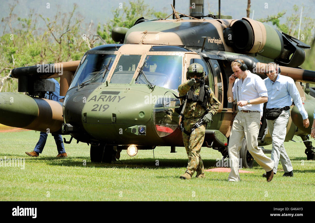 Prinz William wird von der Handlung geleitet, nachdem er mit dem Black Hawk Helicopter in der Stadt Cardwell in Queensland, Australien, angekommen ist. Stockfoto