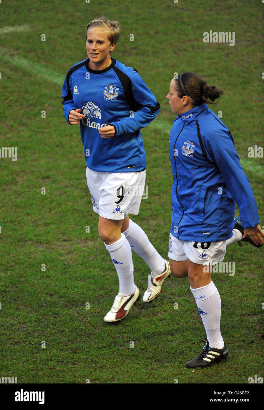 Fußball - UEFA Women's Europa League - Viertelfinale - Everton gegen FCR 2001 Duisberg - Stobart Stadium Halton. Everton Natasha Dowie wärmt sich vor dem Spiel auf Stockfoto