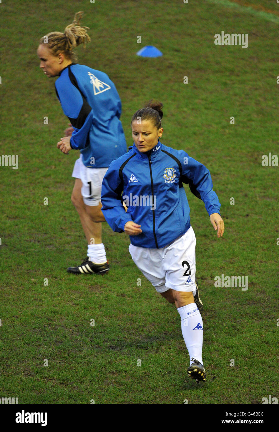 Fußball - UEFA Women's Europa League - Viertelfinale - Everton gegen FCR 2001 Duisberg - Stobart Stadium Halton. Everton's Becky Easton wärmt sich vor dem Spiel auf Stockfoto