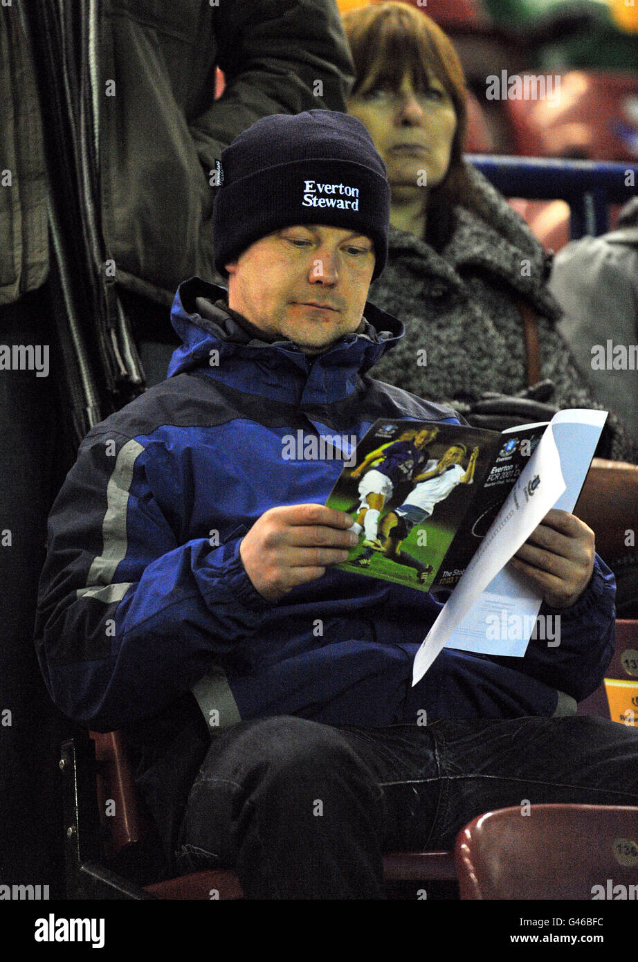 Fußball - UEFA Women's Europa League - Viertelfinale - Everton gegen FCR 2001 Duisberg - Stobart Stadium Halton. Ein Fan liest das Spielprogramm vor dem Spiel Stockfoto