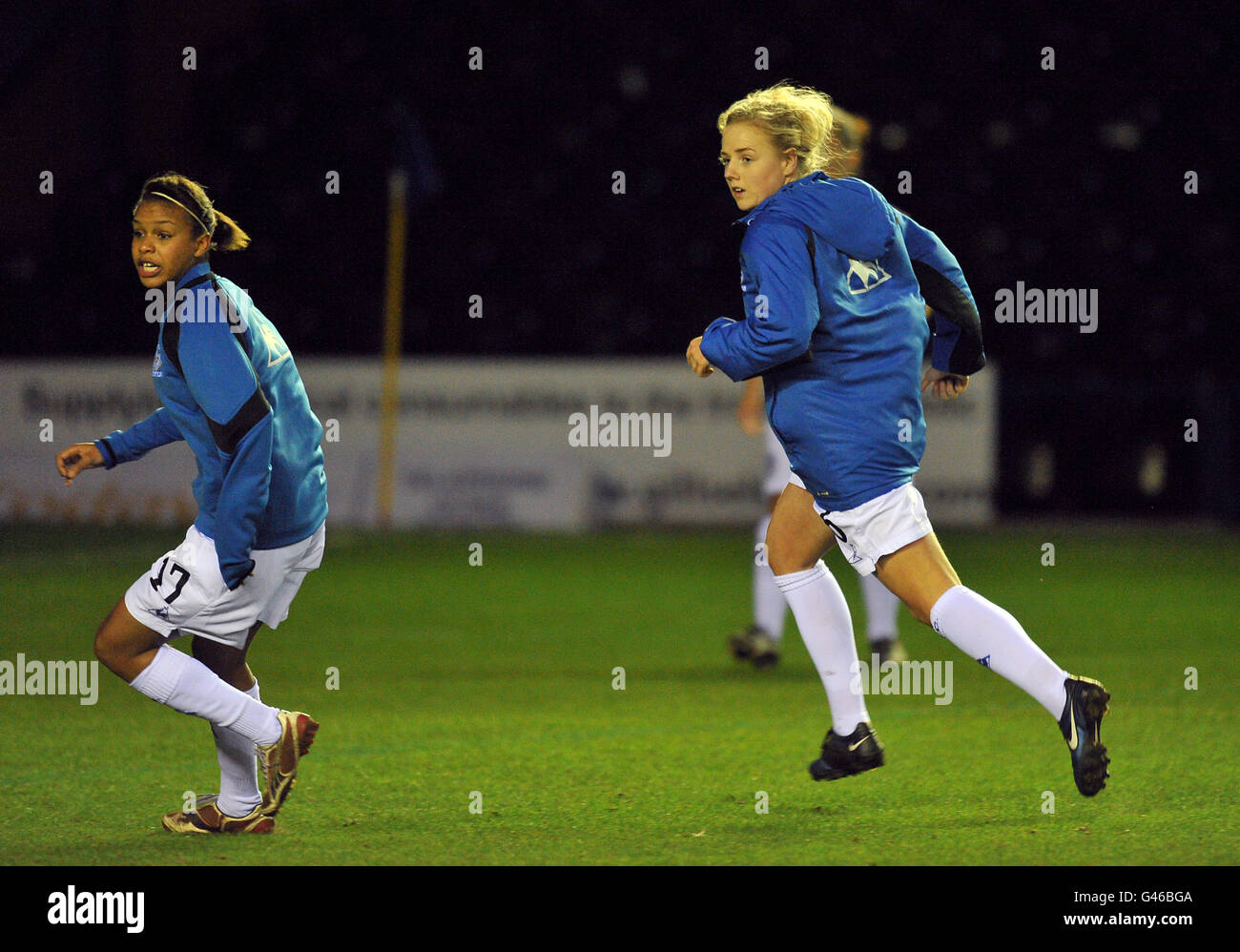 Evertons Nikita Parris (links) und Alex Greenwood wärmen sich vorher auf Das Spiel Stockfoto