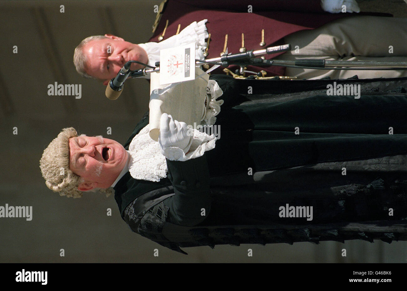 Colonel Tommy Tucker, Common Cryer und Sergeant at Arms der City of London, verkündet heute Nachmittag (Dienstag) die Auflösung des Parlaments an der Royal Exchange, London. Die Parlamentswahlen finden am 1. Mai statt. Foto von Michael Stephens/PA. Stockfoto