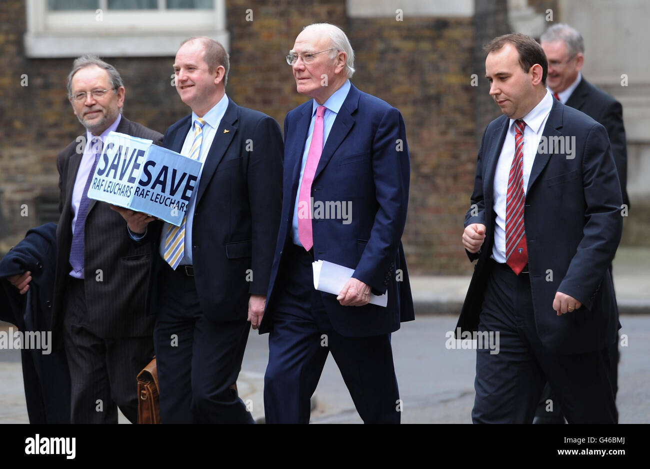 Menzies Campbell und Vertreter der Save RAF Leuchars Kampagne Residents Action Force Leuchars präsentieren eine Petition an Number 10 Downing Street, die sich jeder Bedrohung für die Zukunft von RAF Leuchars widersetzt. Stockfoto