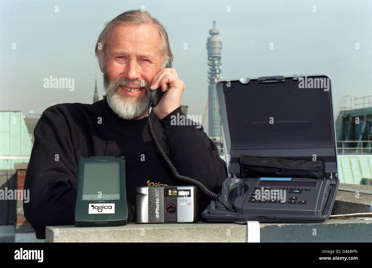 Bergsteiger Chris Bonington zeigt, wie das tragbare BT Mobiq-Satellitentelefon heute (Mittwoch) bei einer Fotozelle in London funktioniert. Logica hat das weltweit erste mobile Internet-Fotojournalismus-System mit einer Digitalkamera, einem Handcomputer und einer speziellen Software entwickelt. Dieses System wird es Herrn Bonington und seinem Team ermöglichen, Echtzeitbilder direkt vom Berghang seiner bevorstehenden Expedition nach Sepu Kangri, einem 6950 Meter hohen, unbekletterten Gipfel in einer bisher unerschlossen Region Tibets, nach Großbritannien zu senden. Foto von Tony Harris/PA Stockfoto