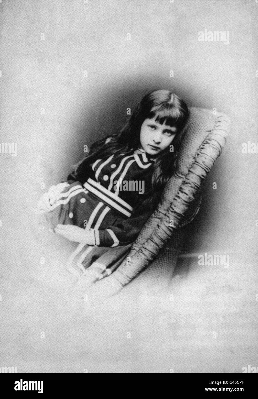 „Xie on a Couch“, um 1874, eines von Lewis Carrolls Porträts seines Lieblingskindmodells Alexandra „Xie“ Kitchin. Das Foto soll am Freitag, den 2. Mai, bei Sotheby's, London, unter den Hammer gehen. PA. SEHEN SIE SICH DIE PA-GESCHICHTE AN. **nur in Schwarzweiß verfügbar** Stockfoto