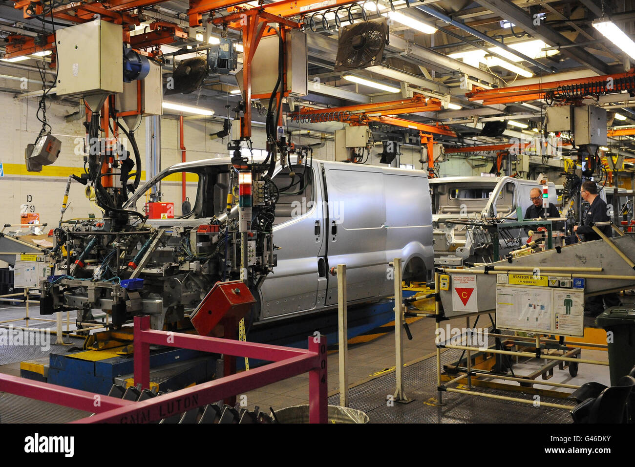 Eine allgemeine Ansicht eines Transporters auf der Produktionslinie im Vauxhall-Werk in Luton, wo die nächste Generation des Vivaro-Transporters von Vauxhall gebaut werden soll, um das Werk und mehr als 1,000 Arbeitsplätze zu sichern. Stockfoto