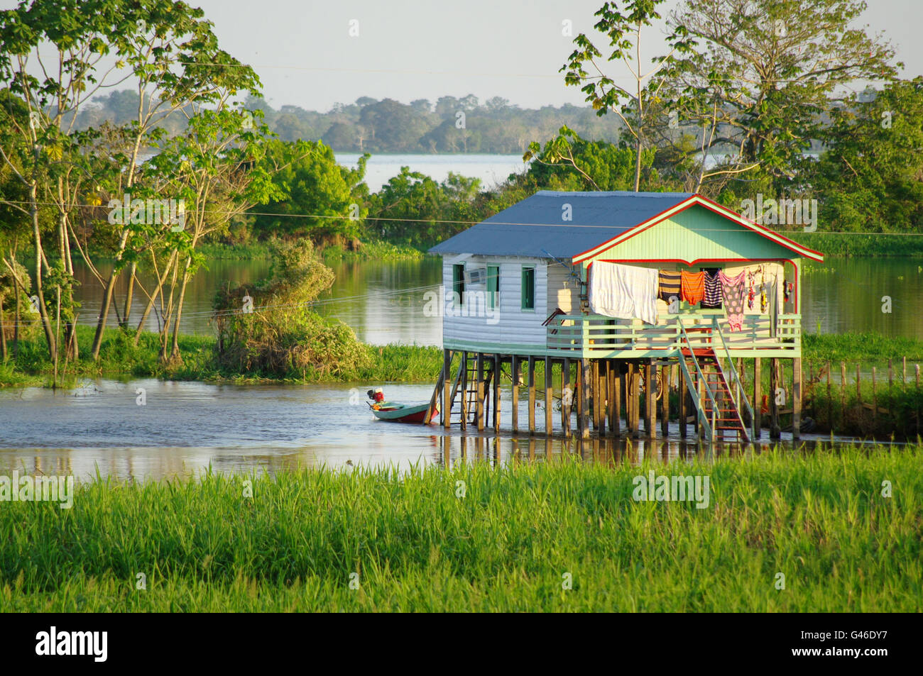 Stelzen-Haus auf dem Amazonas, Brasilien Stockfotografie - Alamy