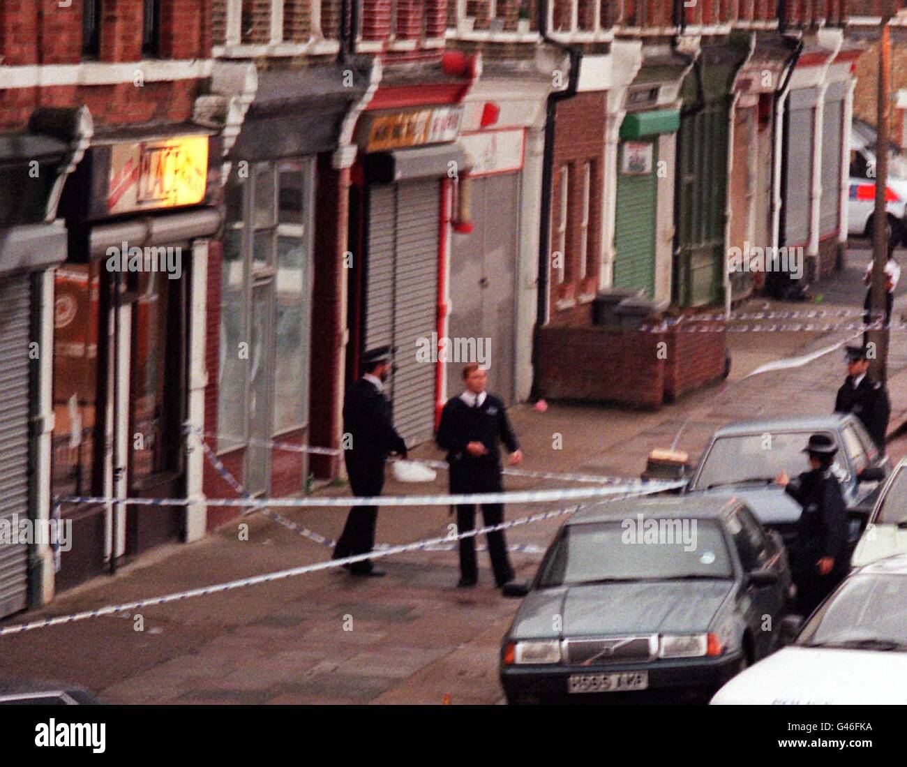 Die Szene in Station Terrace, in der Nähe der Chamberlayne Road, in Kensal Rise, im Norden Londons, wo ein bewaffneter Mann heute Abend (Samstag) einen Mann getötet und zwei andere verletzt hat. Alle drei waren vermutlich junge Männer. „der bewaffnete Mann ist immer noch auf großer Größe“, sagte Scotland Yard. Siehe PA Geschichte CRIME Shot. Foto von Michael Stephens/PA. Stockfoto