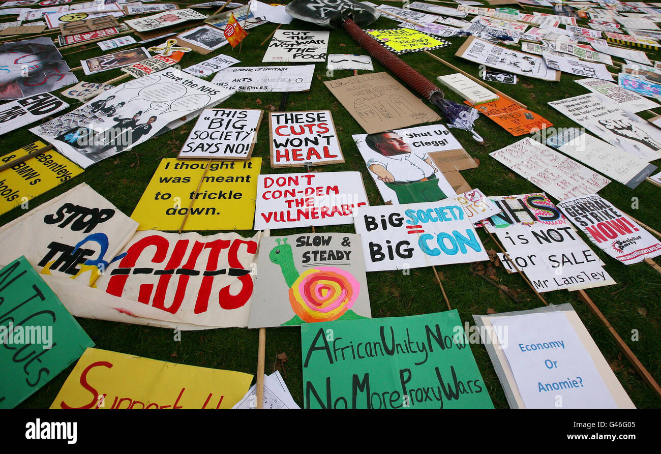 Protestplakate werden verwendet, um nach einer Kundgebung im Hyde Park, London, nach dem TUC-Marsch für die Alternative gegen staatliche Ausgabenkürzungen ein Kunstwerk zu schaffen. Stockfoto