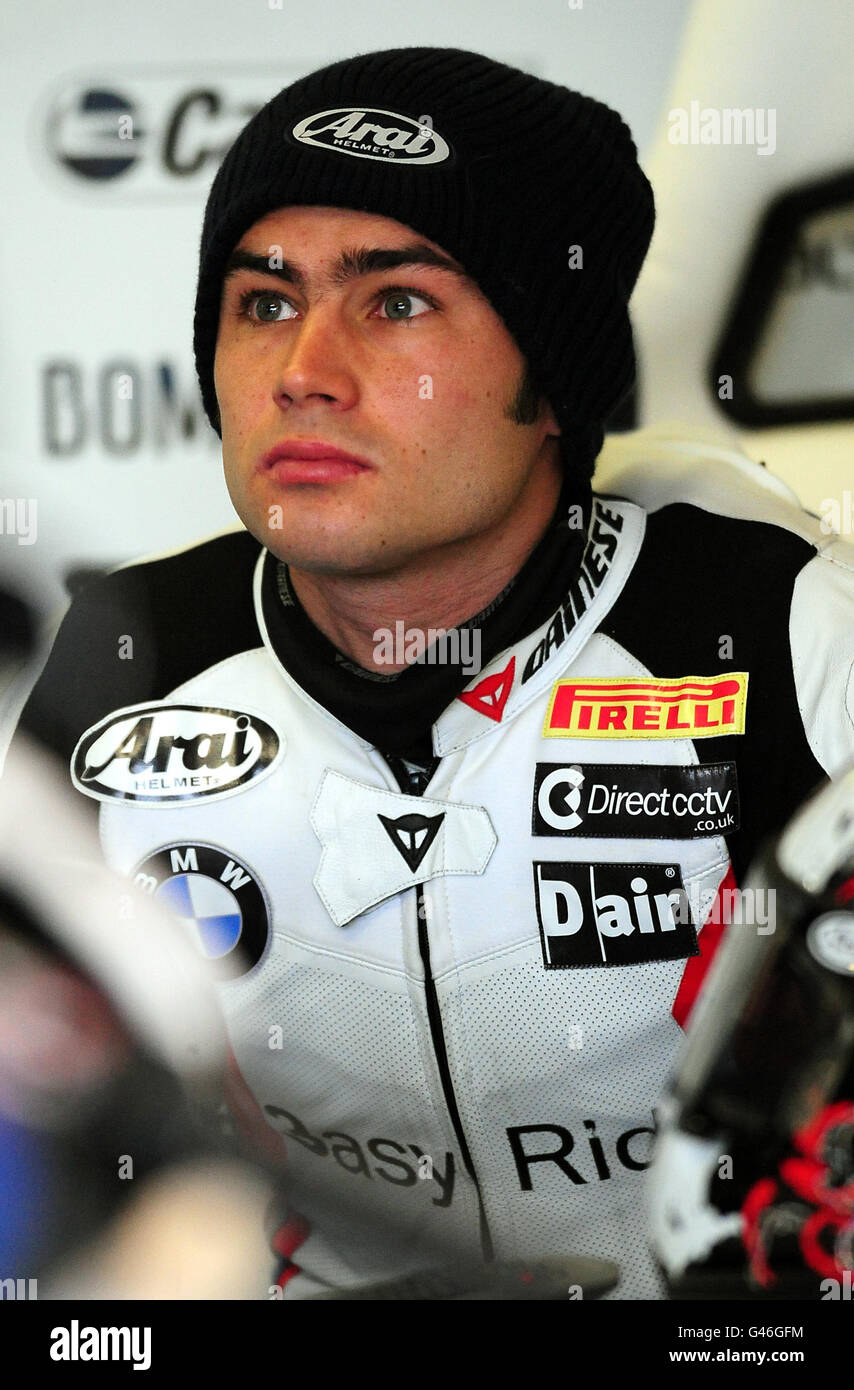 Motorsport - 2011 Superbike FIM World Championship - Race - Donington Park. Leon Haslam von BMW vor dem World Superbikes-Rennen im Donington Park, Castle Donington, in der Box. Stockfoto