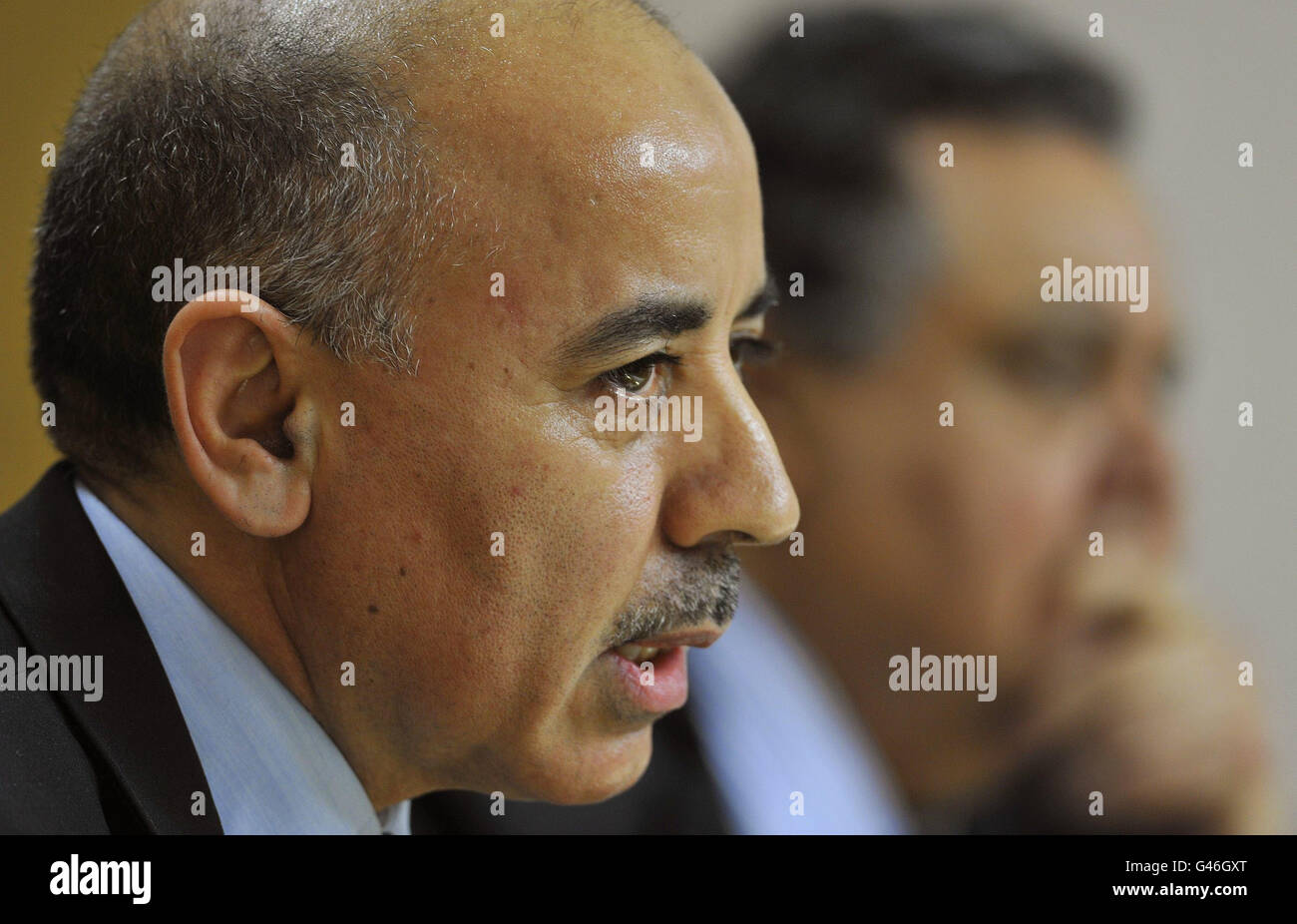 Guma El-Gamaty, britische Koordinatorin des interimistischen Nationalrats der Rebellen in Libyen, spricht während einer Pressekonferenz im Foreign & Commonwealth Office in London. Stockfoto