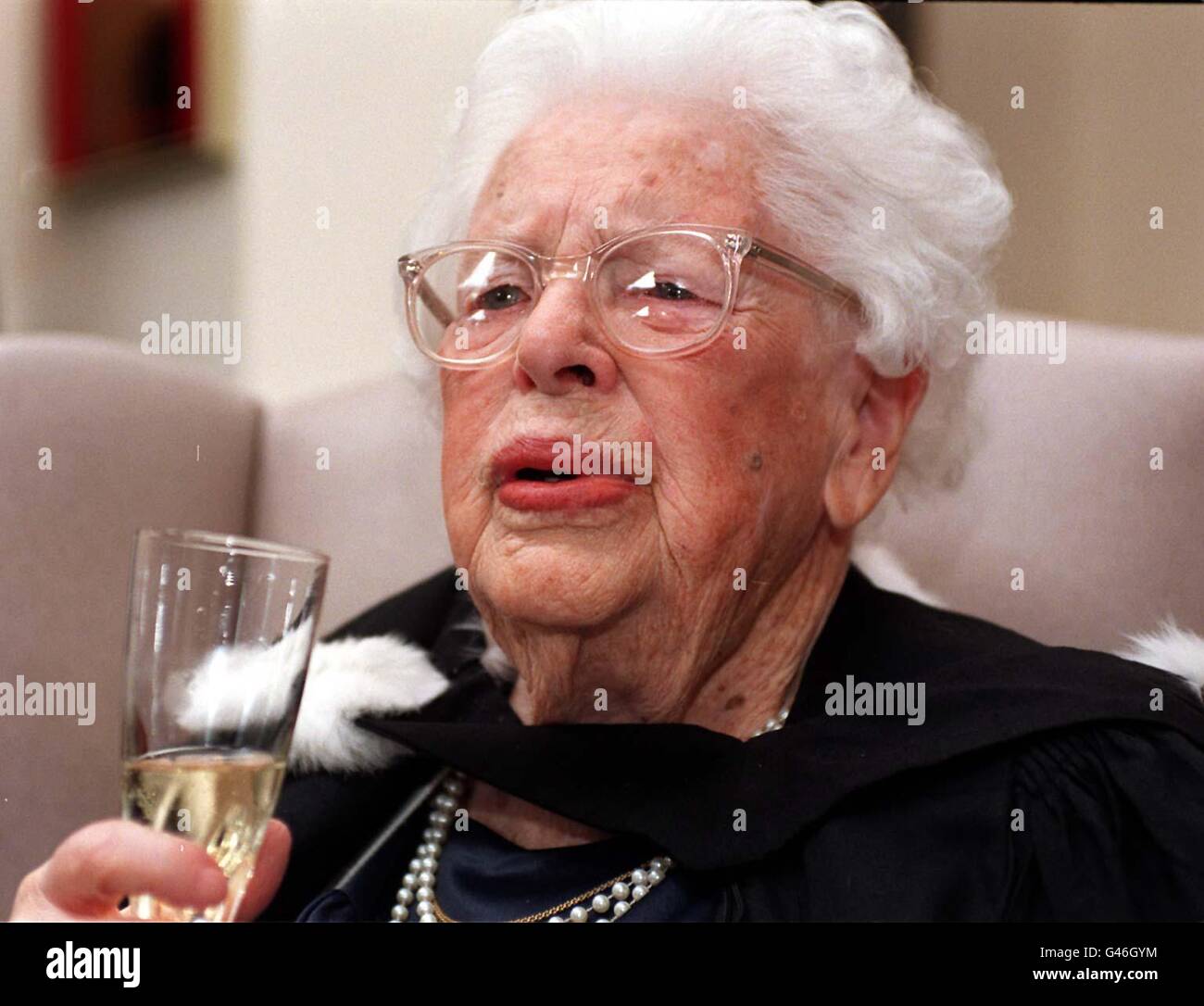 Die älteste lebende Absolventin der Cambridge University feiert heute (Dienstag) in London mit Champagner, nachdem sie ihre BA-Preise in modernen Sprachen erhalten hat - 80 Jahre nach der Ablegung ihrer Abschlussprüfungen. Frau Molly Maxwell, die heute ebenfalls ihren 104. Geburtstag feiert, wurde von Dr. Gillian Sutherland, Studienleiterin bei Newnham in Cambridge, das College, an dem Molly 1917 ihr Studium begann, als Frauen keinen Abschluss erhielten, ihr Abschlusszeugnis überreicht. Die Regeln änderten sich erst 1948. Foto von David Cepskin/PA. Siehe PA Story EDUCATION Degree. Stockfoto