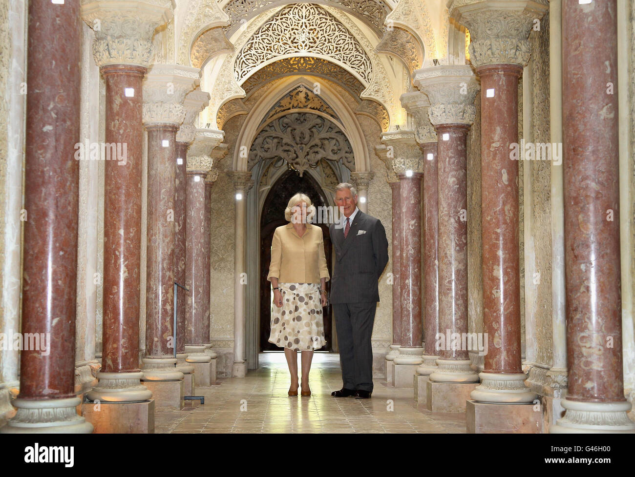 Die Herzogin von Cornwall und der Prinz von Wales während einer Besichtigung des Palastes und der Gärten von Monerrate in Sintra, am zweiten Tag eines zweitägigen Besuchs in Portugal. Stockfoto